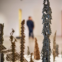 Vue de l'exposition L'attraction du paysage de Patrick Coutu, au premier plan, Récifs (2015), Musée d'art de Joliette, 2019. Photo : Romain Guilbault